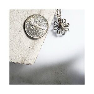 Silver Daisy Pendant Necklace